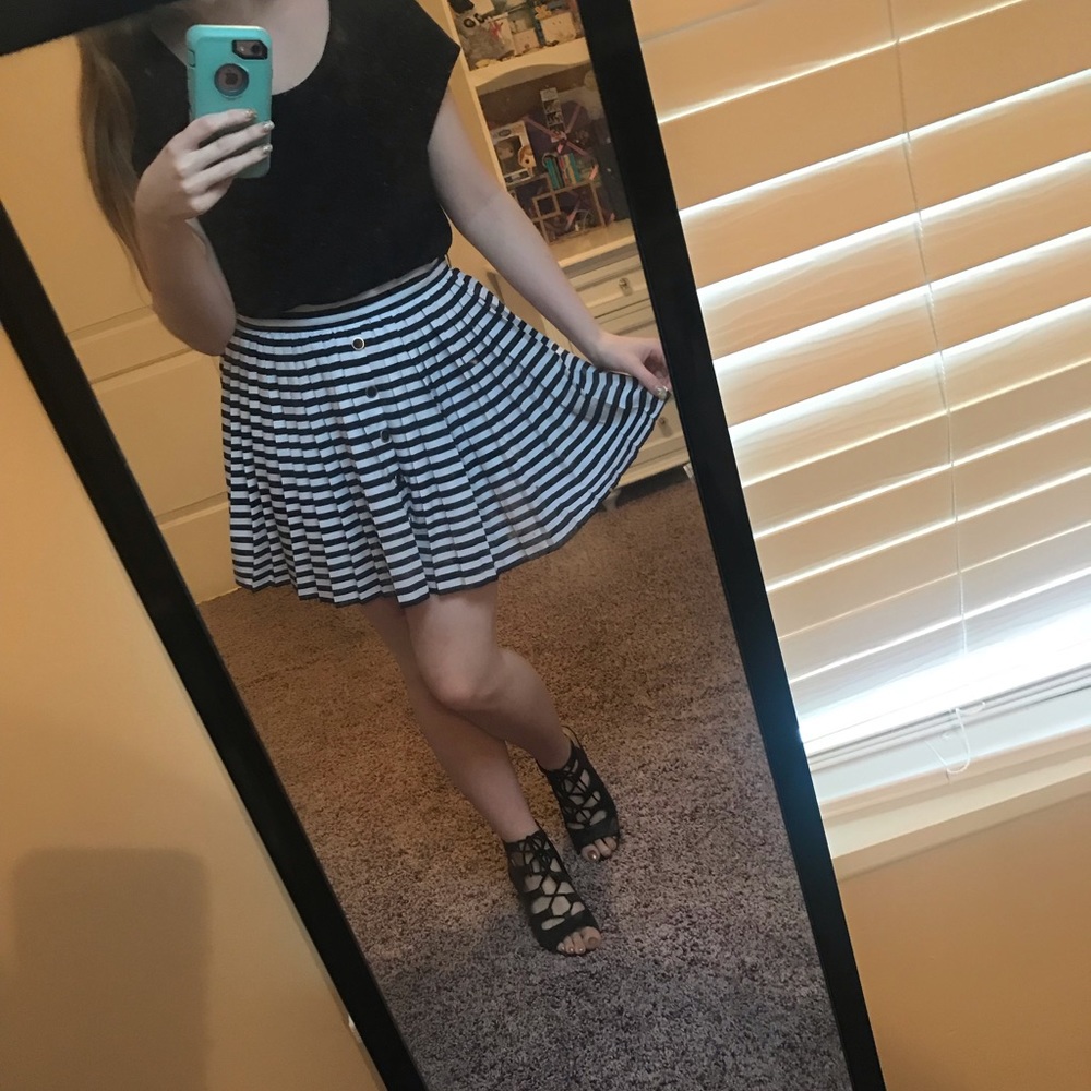 Striped pleated skirt
